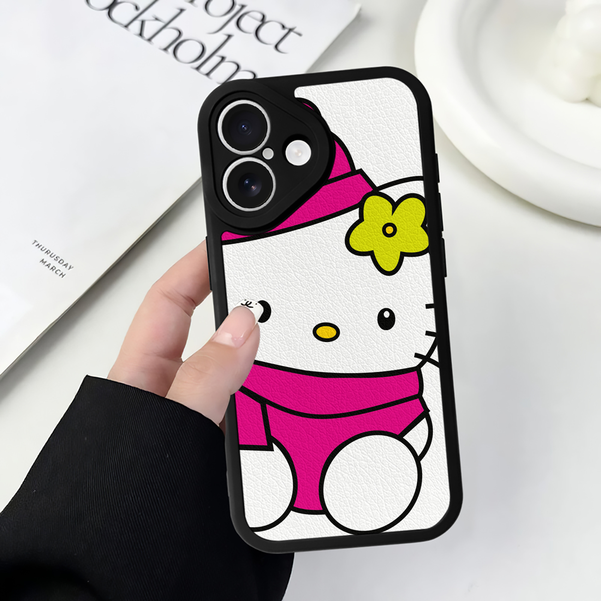 （画像用） Hello Kitty ハローキティ 【iPhone 16シリーズ対応】シリコンスマホケース（レザー調） 材質：シリコン